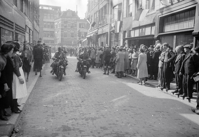 853209 Afbeelding van de intocht van de geallieerden, in de Lange Jansstraat te Utrecht.